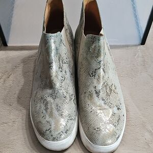 Stylish Women's Snakeskin Slip-On Sneakers